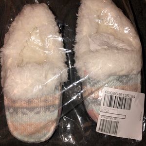 NEW Slippers Size 8 Muk Luks